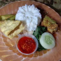 Nasi   Lalapan Bandeng Presto