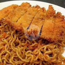 1 Porsi Mie Goreng Chicken Katsu Crispy Kerupuk Pangsit(campur Telor,bakso,chiken Crispy,kerupuk Pangsit)