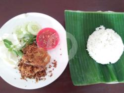 Ayam Goreng Rempah   Nasi   Lalapan   Sambal Mentah / Sambal Bawang