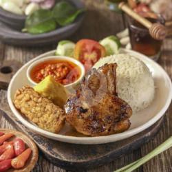 Ayam Bakar Dada Madu Komplit (nasi Putih   Tahu Tempe   Lalapan   Sambal)