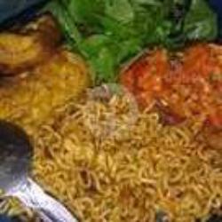 Mie Goreng , Ayam Geprek , Tahu , Tempe , Sambal Setan , Lalap