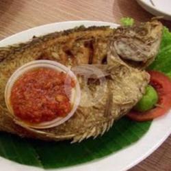 Lalapan Ikan Mujair Goreng