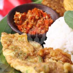 Paket Telur Dadar   Sambal Geprek/sambel Pecel Lele   Sosro/fruit Tea