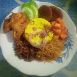 Nasi Kuning Ayam Goreng Semur Jengkol