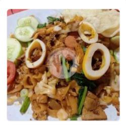 Kwetiaw Goreng Cumi