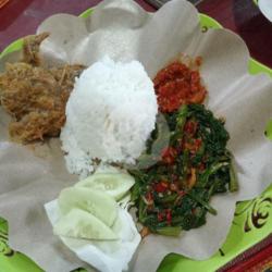 Nasi   Ayam Goreng Sayap   Cah Kangkung   Lalapan   Sambal Terasi