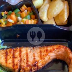 Salmon Steak 200 Gr   Kentang Wedges