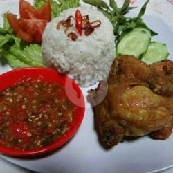 Nasi Uduk   Ayam Dada Goreng Serundeng  Es Teh Manis