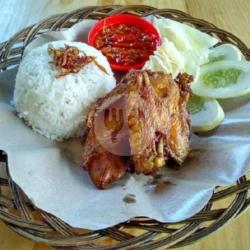 Lalapan Ayam Goreng