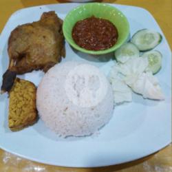 Nasi Paha Bebek Goreng   Sambal   Tempe/tahu   Lalapan