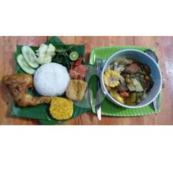 Paket 5 (nasi   Ayam   Tahu   Tempe   Sayur Asem   Sambal   Lalapan)