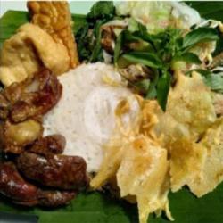 Nasi  Pecel Ampela,hati Tahu Tempe Peyek Sayuran