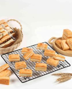 Pillow Cheese Bread Isi 4