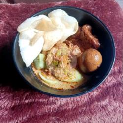 Lontong Sayur Lengkap Semur Tahu Dan Telur Bulat Balado