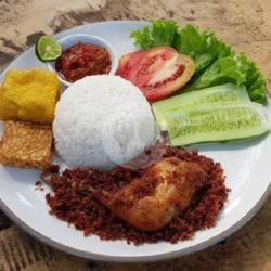 Nasi Uduk Ayam Goreng Komplit