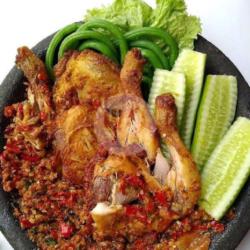 Ayam Penyet,tahu,tempe,sambel,lalap