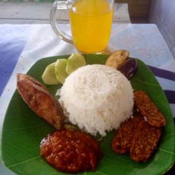 Lalapan Patin Goreng   Nasi   Minuman