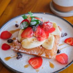 Waffle With Strawberry And Banana Delight