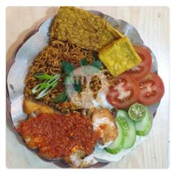 Ayam Sambal Dipenyet   Mie Goreng   Tahu Tempe   Teh Manis