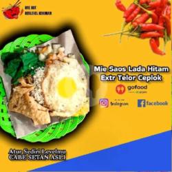 Mie Saos Lada Hitam   Telor Ceplok