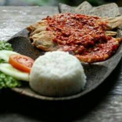 Nasi Ikan Penyet/kremes