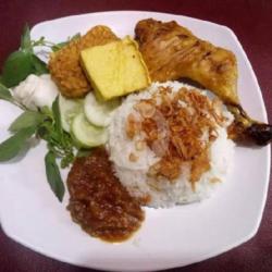 Pecel Ayam 1/4   Nasi Uduk   Tahu,tempe   Sambal   Lalapan