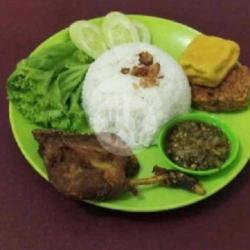 Bebek Goreng   Tempe Tahu   Minuman