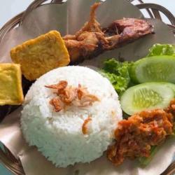 Pecel Lele ,tahu Tempe Pake Nasi