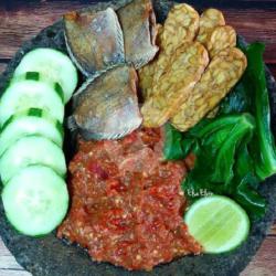 Lalapan Ikan Asin Penyet Sambal Belacan