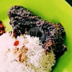 Bebek Sayap Pedas Bumbu Item