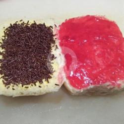 Roti Cadet Strowberry Coklat Susu.