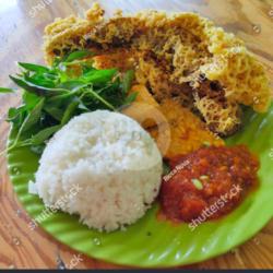 Paket Nasi Uduk, Lele Kremes, Tahu, Tempe, Es Teh Manis