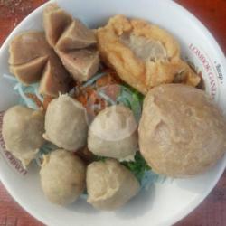 Baso Sepesial. Telor Puyuh Besar 1, Besar Kasar 1   4 Kecil Halus Dan 1 Tahu   Gorengan