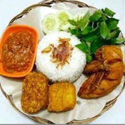 Ayam Kremes Nasi Uduk Tahu Tempe