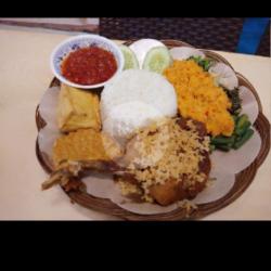 Lengkap 1 Ayam Kremes, Nasi, Urap Sayur, Tahu Tempe