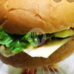 Burger Daging   Telor Saos Pedes Mayonais Sayuran Selada   Timun