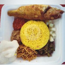 Nasi Kuning Ikan Goreng