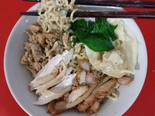 Bakmie Karet Ayam Kampung Ip Mie, Nyomplong