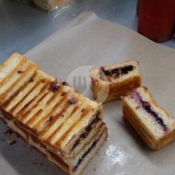 Roti Bakar Coklat Kacang-bluebery