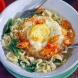 Indomie Rebus Kuah ( Telor )