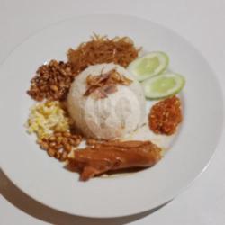 Nasi Uduk Ditambah Sosis Sedeng