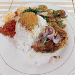 Ayam Bakar Dengan Nasi  Sambal Jengkol Ikan Asin