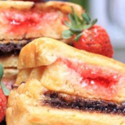 Roti Bakar Strawberi