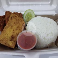 Lalapan Nasi Tahu Tempe Gratis Es Teh