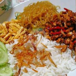 Nasi Uduk Telor Suwir Bihun Tempe Orek Sambal Kerupuk