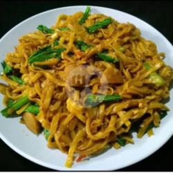 Mie Kwetiaw Dimasak Dengan Perpaduan Bumbu Khas Jawa Dengan Bumbu Khas Jawa Dicampur Dengan Telur Dan Irisan Daging Ayam Serta Irisan Rawit Merah