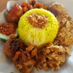 Nasi Kuning Telor Balado Ayam Serundeng