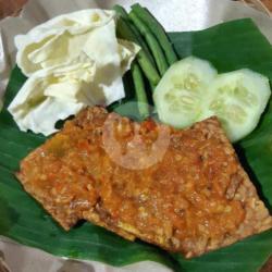 Lalapan Tempe Goreng Penyet (fried Fermented Soybean Cake)