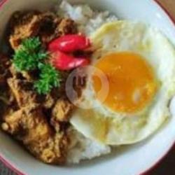 Nasi Rendang Daging Sapi Kumplit Telor Ceplok Lalap Dan Teh Hangat