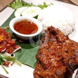 Ayam Bakar   Urap   Nasi.   Sambal Pencit